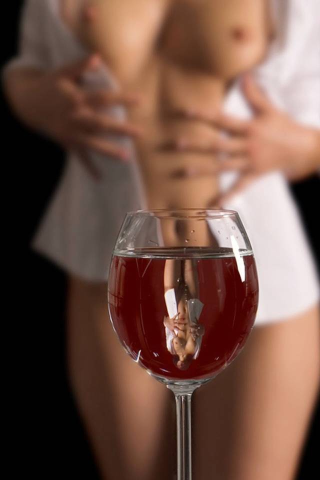Зрелка пьёт вино в нижнем белье фото