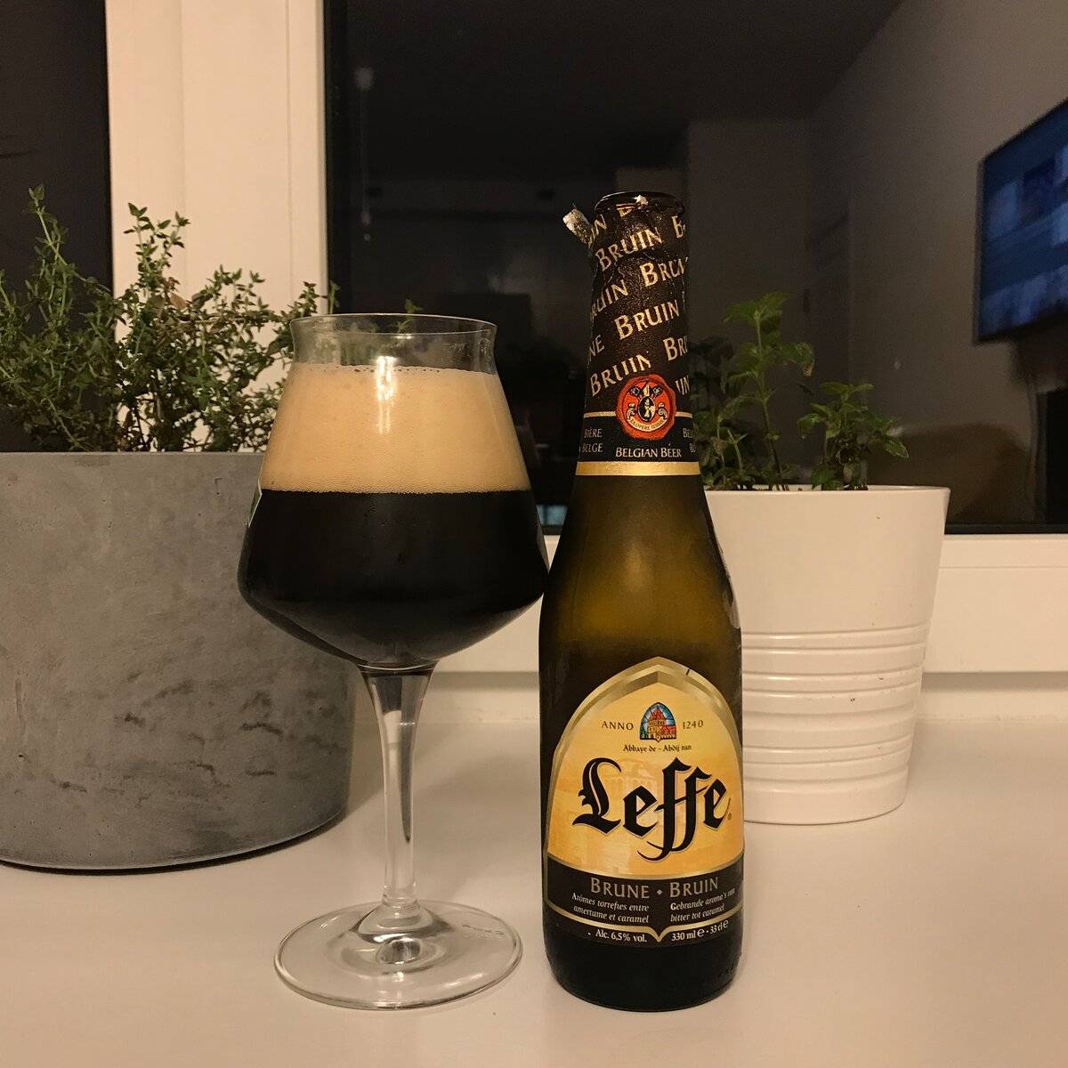 Leffe brune. Бельгийское пиво Леффе. Леффе Брюн светлое. Пиво Леффе Брюн. Лифе пиво Бельгия.