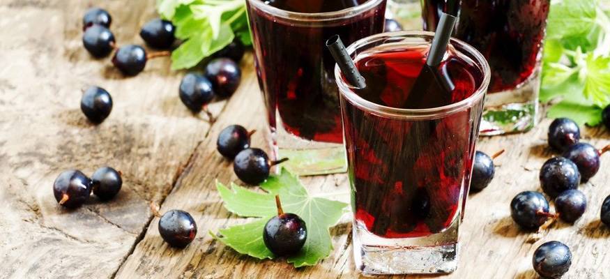 Наливка из черной смородины в домашних условиях: рецепт на водке и коньяке, как сделать настойку на спирту и самогон из красной ягоды