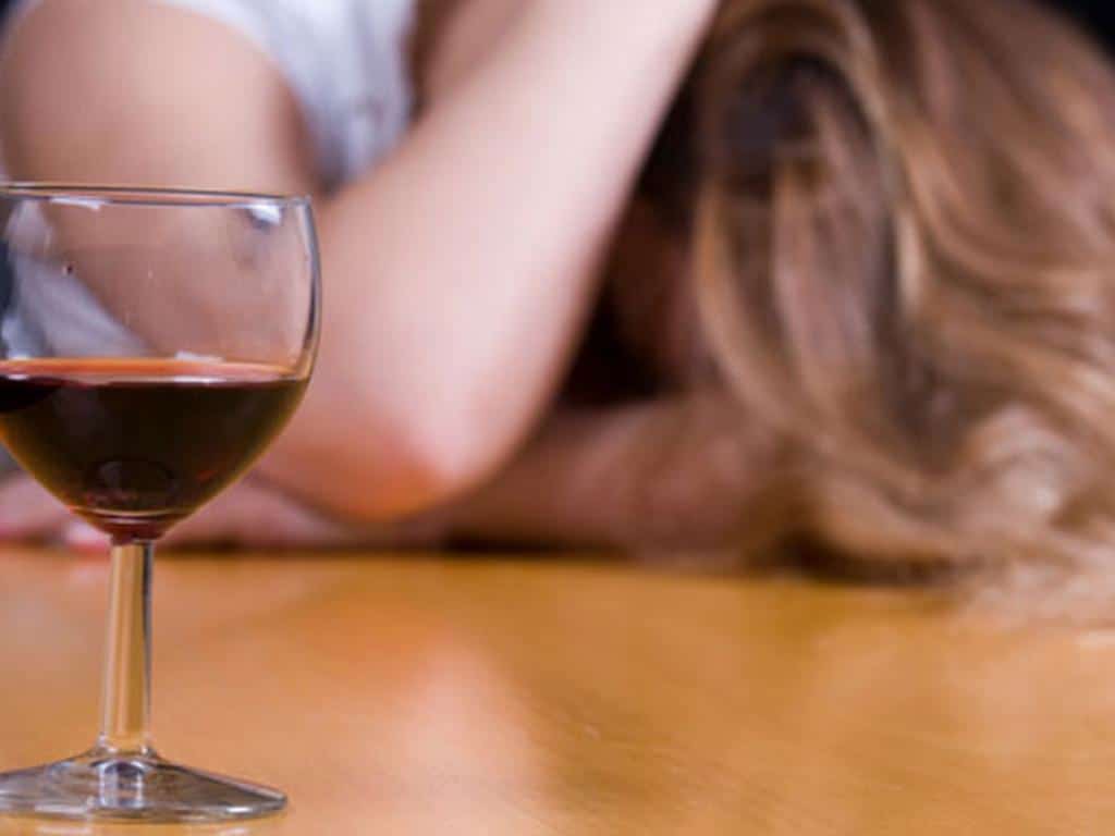 Почему от вина болит голова: причины