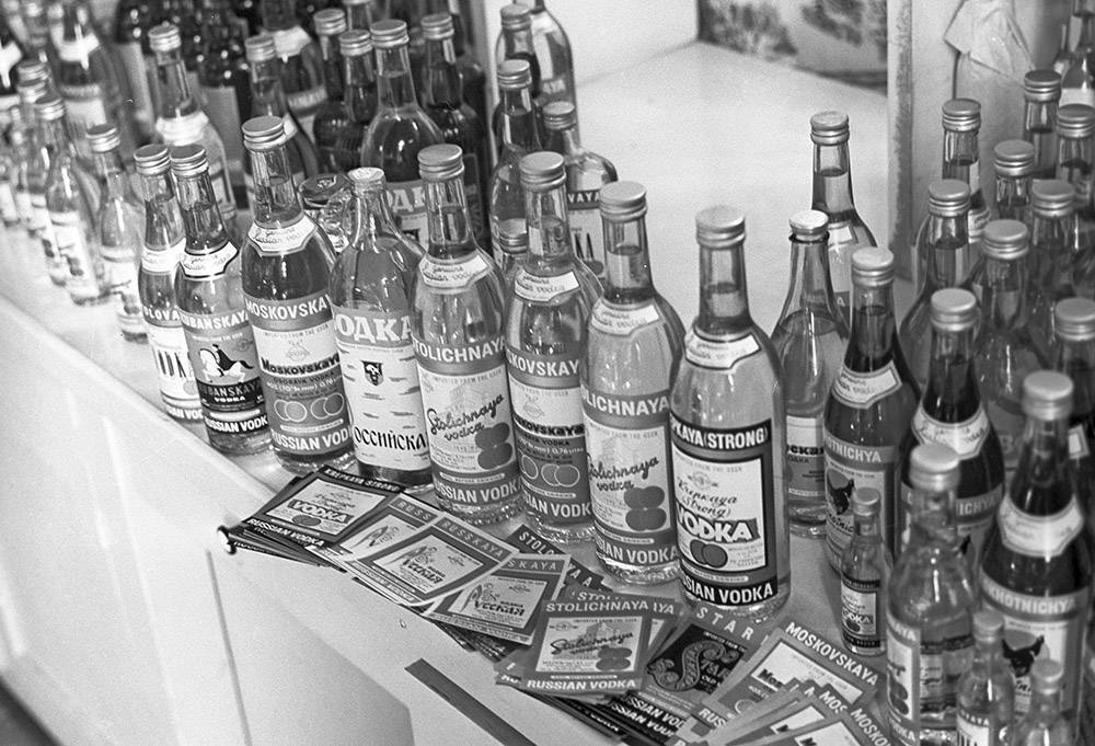 Кто придумал водку: история происхождения напитка на основе спирта - кто, где и когда его изобрел | mosspravki.ru