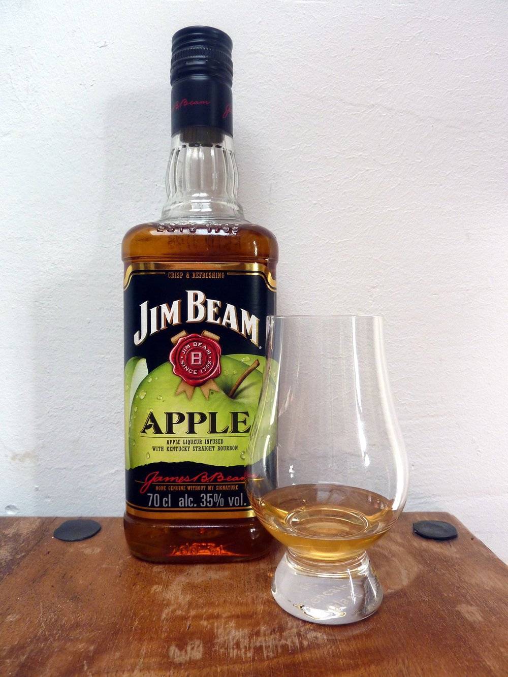 Steersman apple. Виски Джим Бим яблоко. Виски Jim Beam Apple. Виски Аппле Джим Бим. Джим БЖНИ ьэеияблочный.