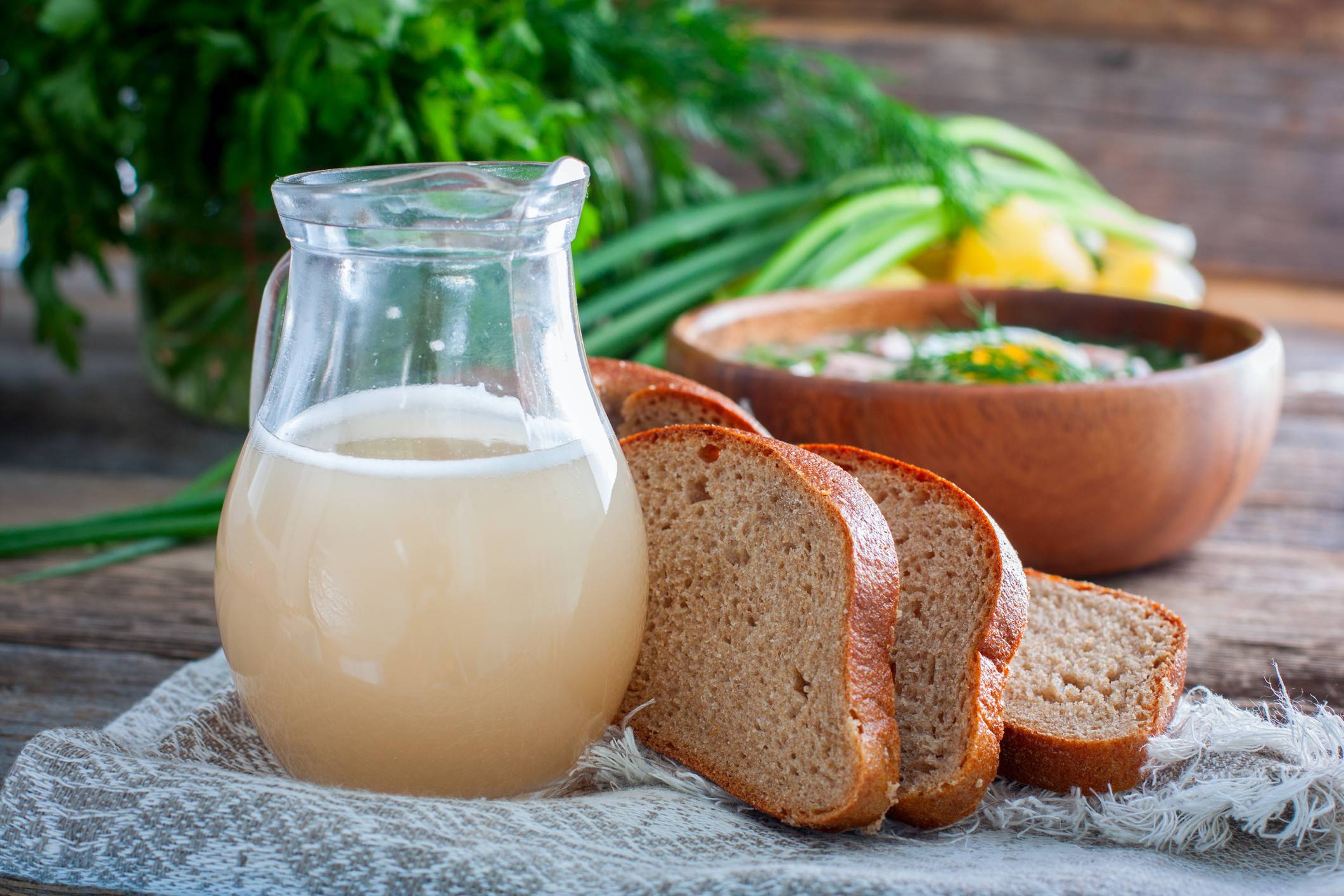 Квас с дрожжами рецепт с фото. Белый квас из ржаной муки. Квас белый окрошечный. Квас домашний хлебный. Окрошка на квасе.