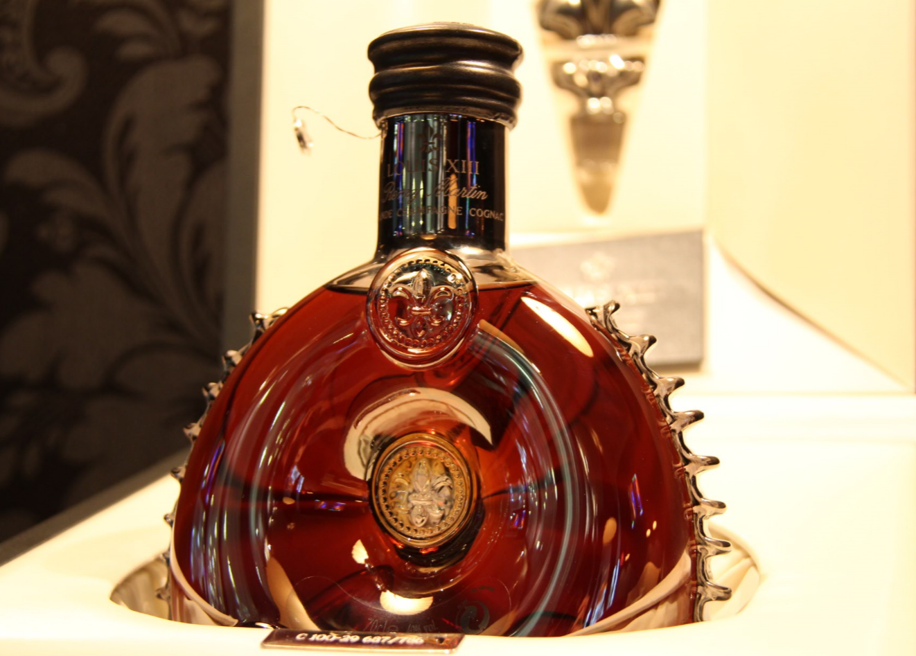 Обзор коньяков. Remy Martin Cognac Black Pearl Louis XIII. Коньяк Хеннесси Луи 13. Коньяк Реми Мартин самый дорогой. Хеннесси Луи 14.