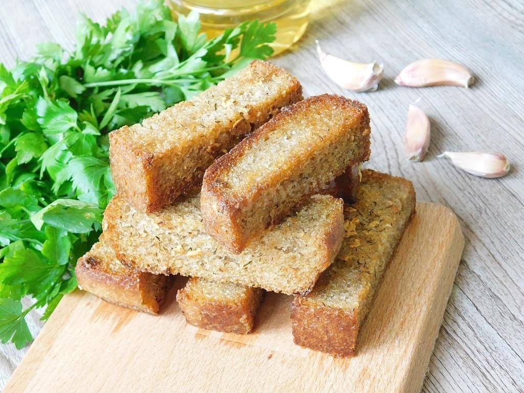 Гренки из черного хлеба с чесноком и не только. как приготовить вкусные сухарики в духовке и на сковороде.