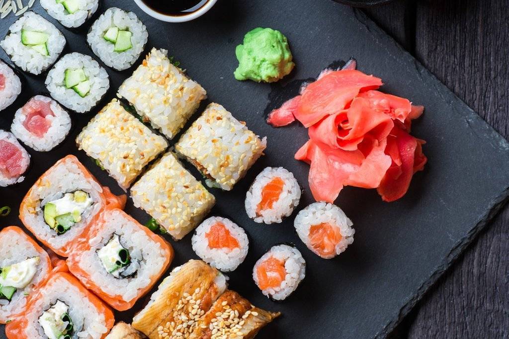 Что пьют с суши и роллами? какие напитки сочетаются с японскими блюдами
