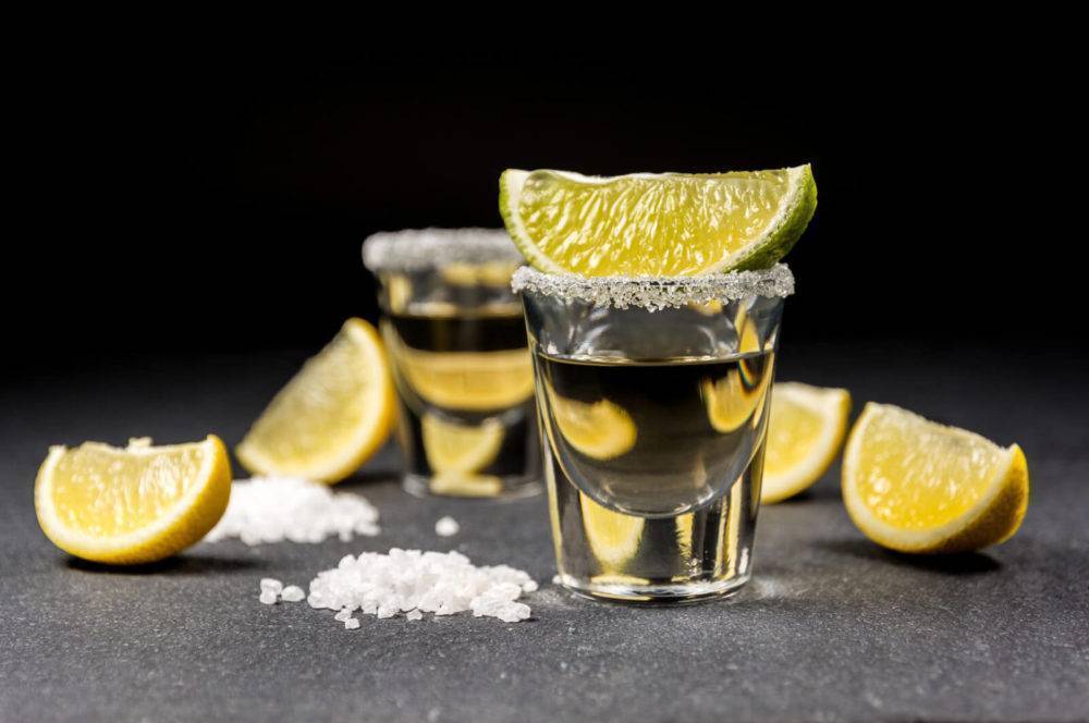 Как правильно пить текилу с солью и ломтиком лайма или лимона и в какой последовательности, чем еще можно ее закусывать кроме этих фруктов и как подавать?
