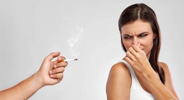 Как устранить запах сигарет с одежды?