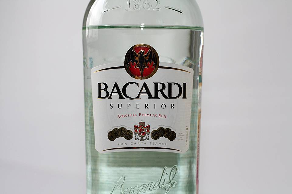 Бакарди градусы. Ром бакарди Superior. Ром бакарди белый. Bacardi светлый Ром. Светлый Ром 40% Bacardi.