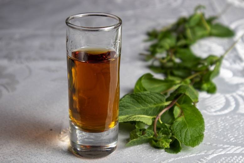 Рецепт самогона на шиповнике и настойки шиповника на спирту