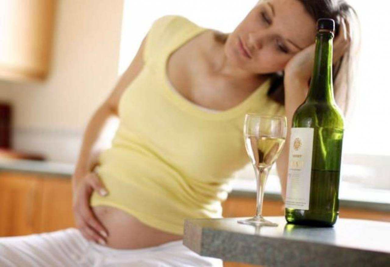 Бокал красного или белого: можно ли пить вино беременным?
