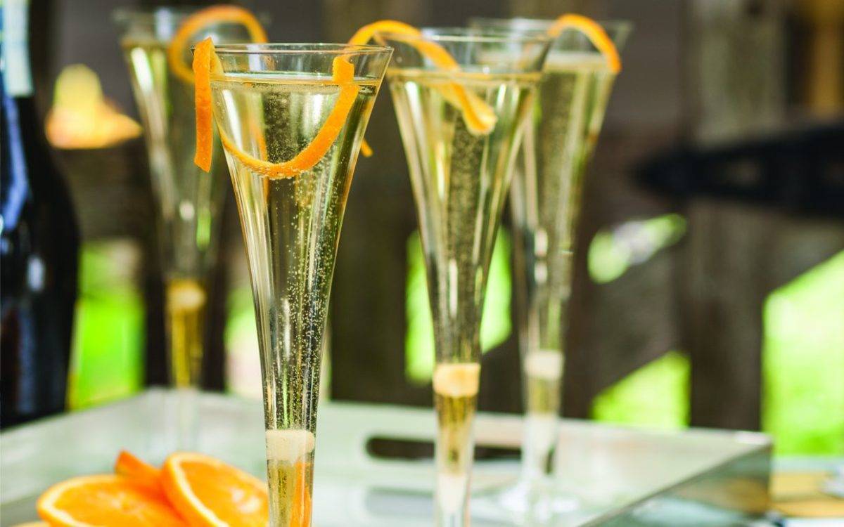 Коктейли с шампанским – 15 игристых рецептов