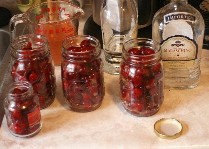 Вишневая настойка на водке в домашних условиях. рецепт приготовление вишневки с косточками на 3-х литровую банку.