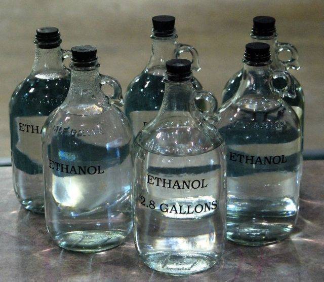 Как отличить метиловый спирт от этилового — какой из них можно употреблять внутрь