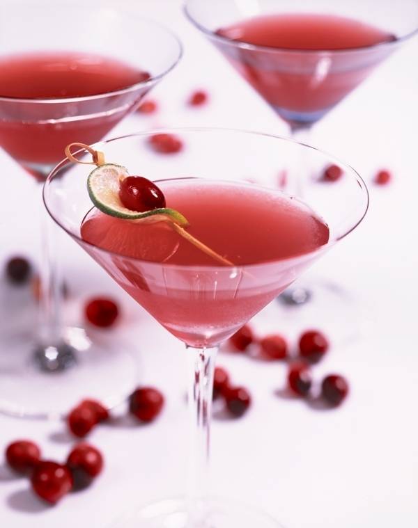 3 рецепта коктейля «Космополитен» — любимого напитка гламурных красавиц
