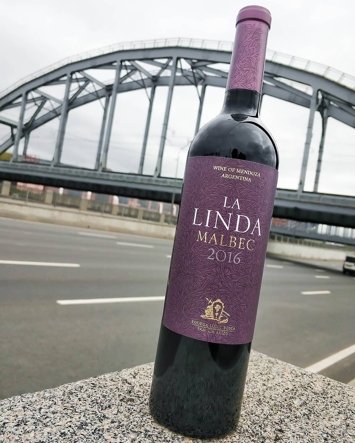 Мальбек вино. Вино la Linda Malbec. Ла Линда Мальбек красное сухое. Ла Линда Мальбек вино Аргентина. Вино Мальбек ла Линда красное сухое.