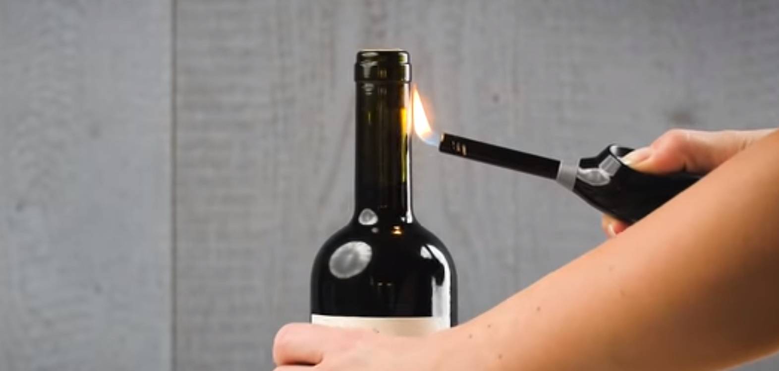 Как открыть бутылку вина без штопора: проверенные способы