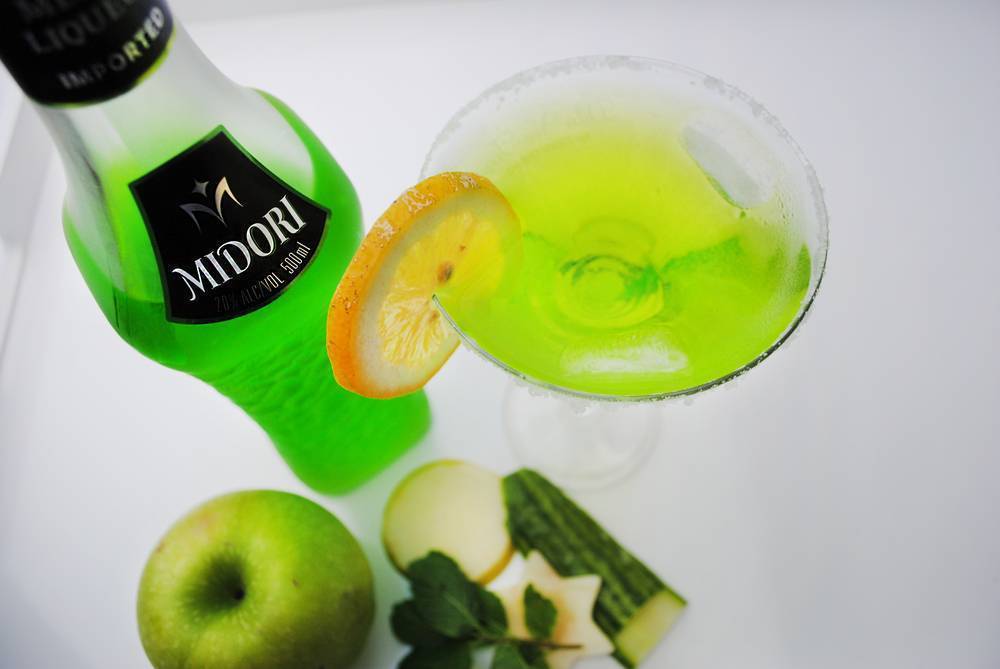 Ликер midori melon liqueur (мидори мелон) — описание напитка и рецепты коктейлей с ним