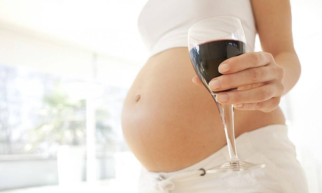 Употребление алкоголя на ранних сроках беременности: что делать женщине, которая не знала, что беременна и пила пиво и вино в первые дни и недели после зачатия