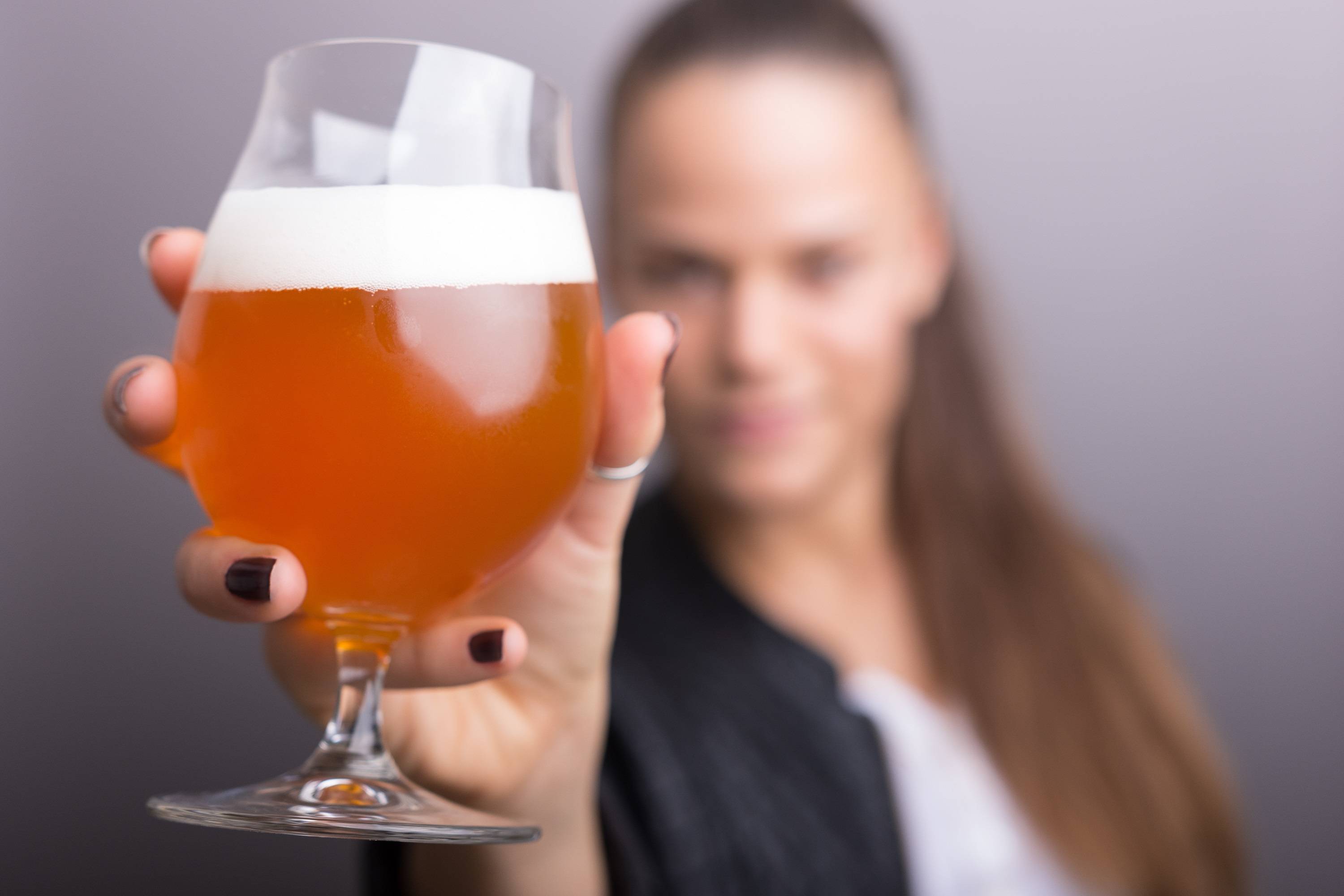 Если сильно хочется пиво при беременности на 1, 2 и 3 триместре или при лактации, что это может означать, и можно ли без риска выпить светлое, безалкогольное или крафтовое