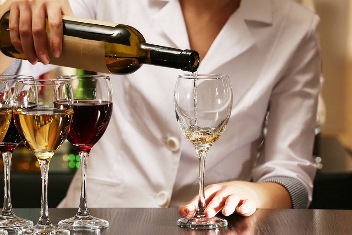 Как правильно пить вино: чем запивать и закусывать