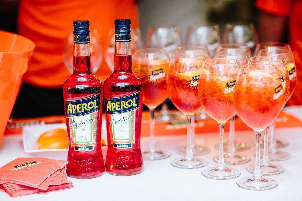 Алкогольный коктейль апероль. Ликер Биттер Апероль. Ликер Aperol aperitivo. Напиток аперитив Апероль. Алкогольный напиток шприц Апероль.