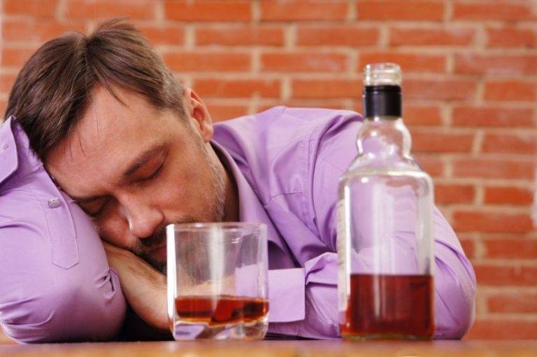 Почему после алкоголя хочется спать: причины, воздействие на организм, предостережения