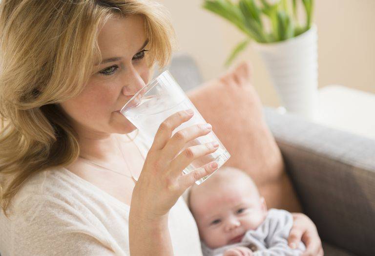 Алкоголь при грудном вскармливании: можно ли пиво, вино и другие спиртные напитки кормящей маме, через сколько выводится из грудного молока