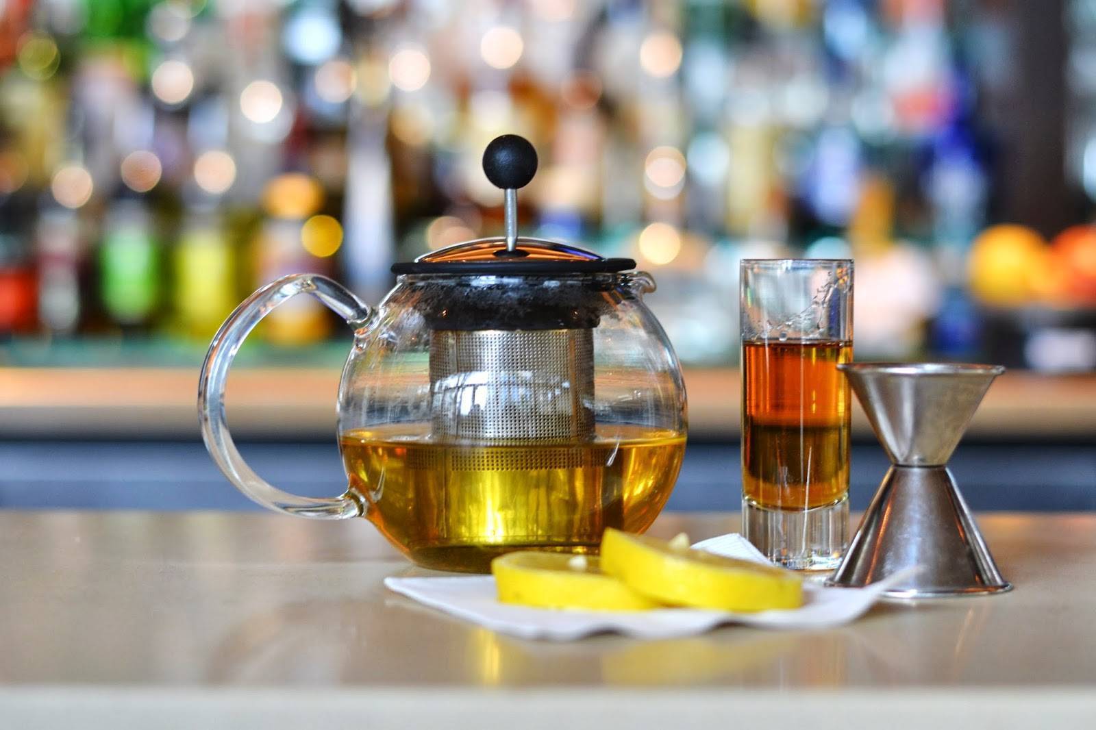 Чай с коньяком. Чай с алкоголем. Чай коктейль. Лимонный Бурбон чай. Чай с коньяком рецепт