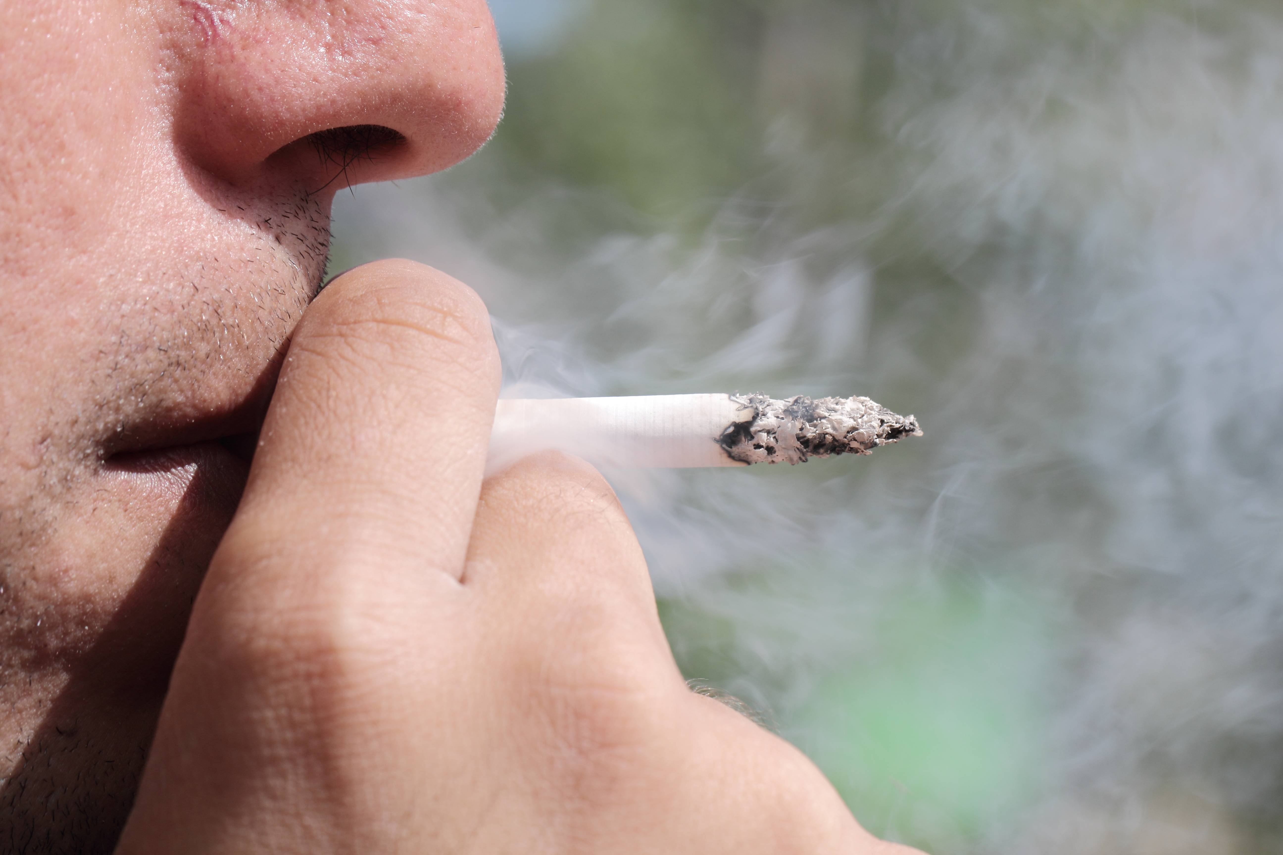 Язык и курение: появление налета, причина болей, прокол и сигареты