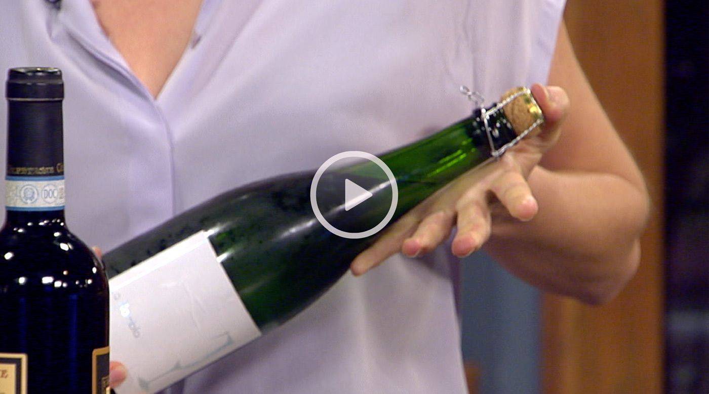 Как открыть шампанское с пластиковой пробкой девушкам