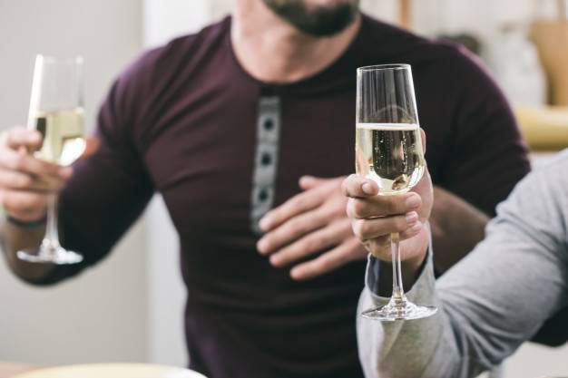 Как правильно держать бокалы, наполненные вином или другими напитками