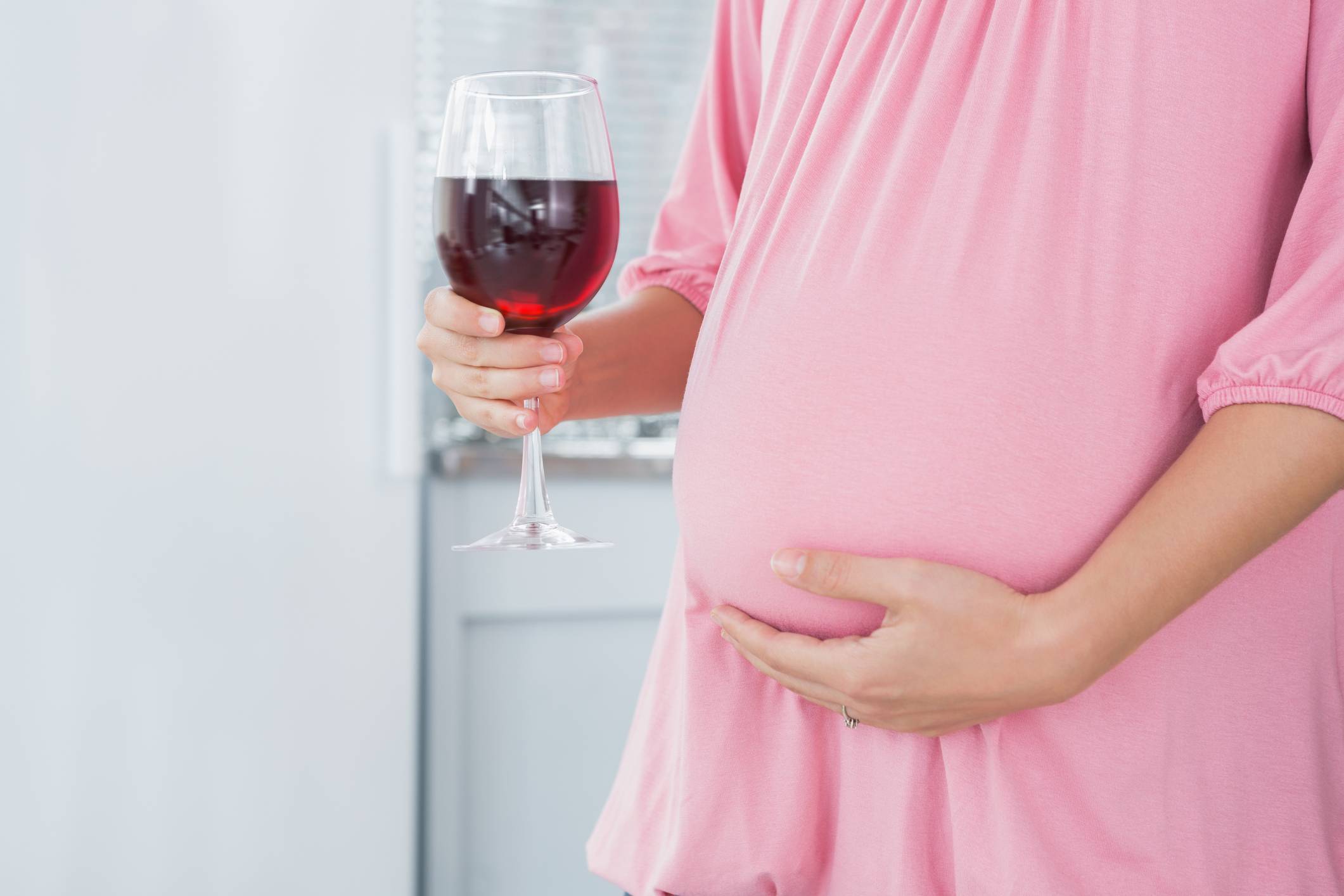 Можно ли беременным пить алкоголь: почему нельзя на ранних сроках и сколько разрешено употреблять безалкогольного шампанского во время беременности?