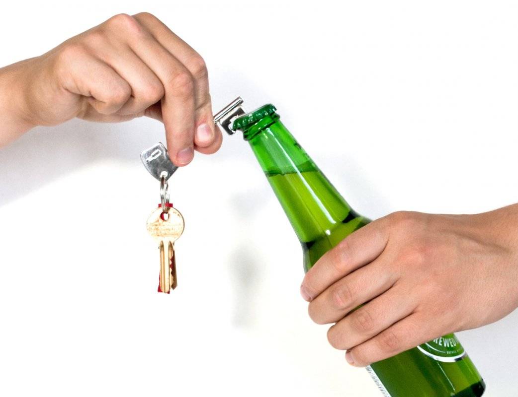 Как открыть пиво, если под рукой нет открывашки