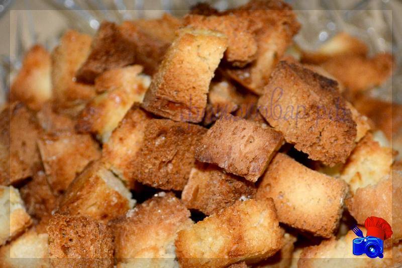Сухарики из белого хлеба, приготовленные в духовке (рецепт с фото)