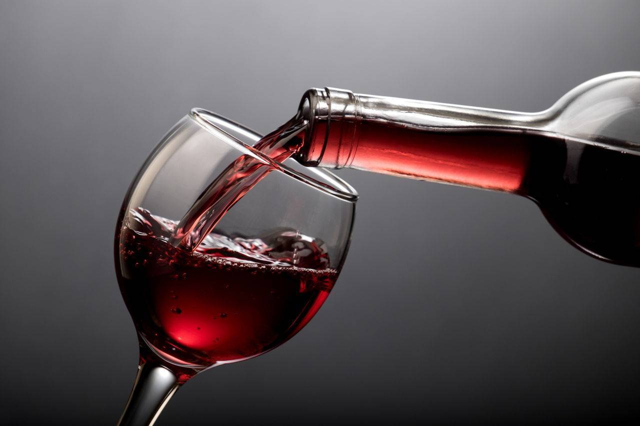 Как повышает или понижает давление белое вино