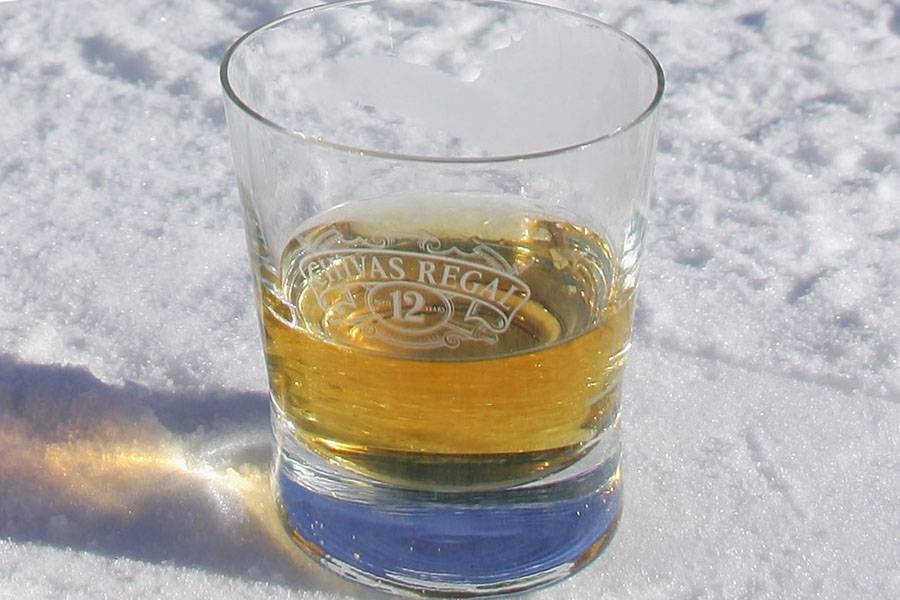 Температура замерзания водки и другого алкоголя, замерзает ли в морозилке и когда это происходит