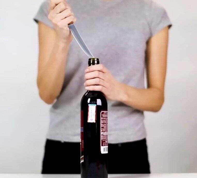 Как легко открыть вино штопором