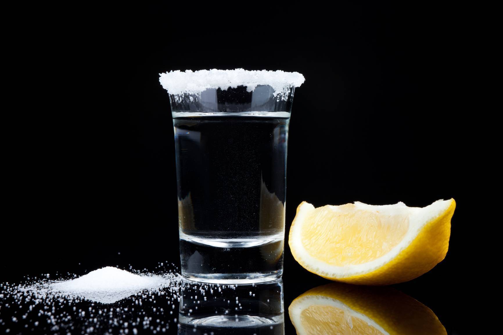 От чего помогает водка с солью?