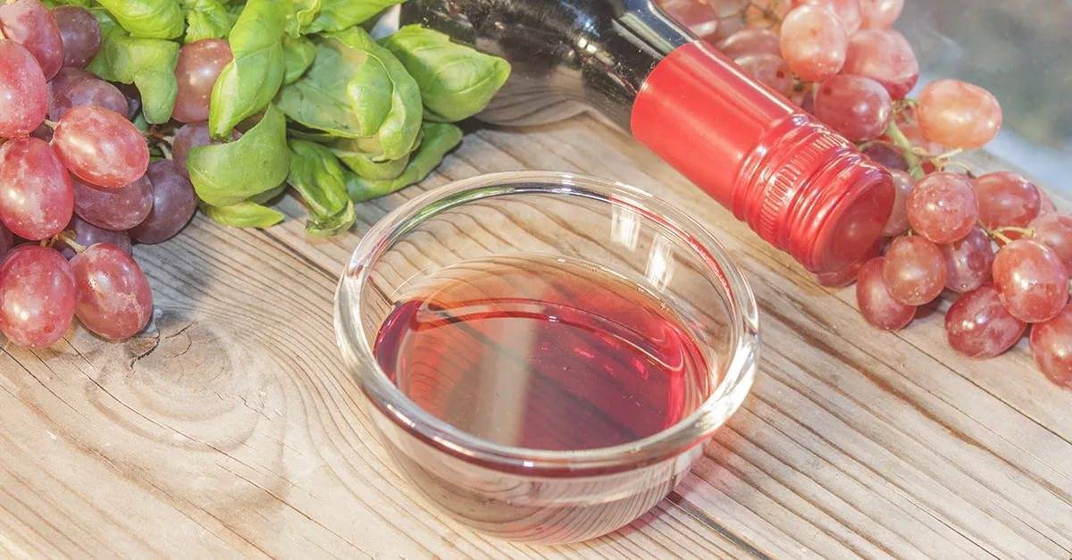 Почему и что делать, если вино превращается в уксус