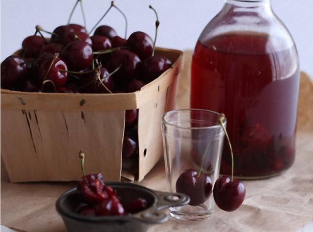 Вино из вишни с косточками в домашних условиях - 5 простых рецептов приготовления