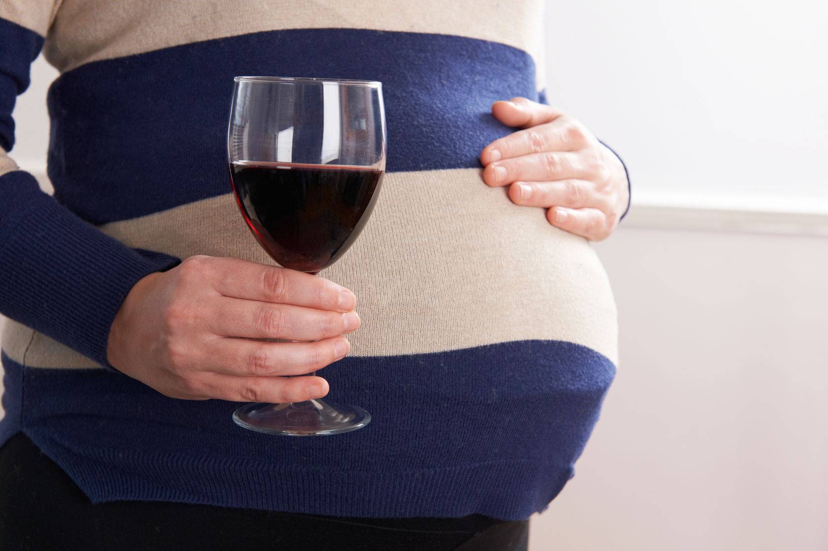Можно ли выпить на ранних сроках беременности