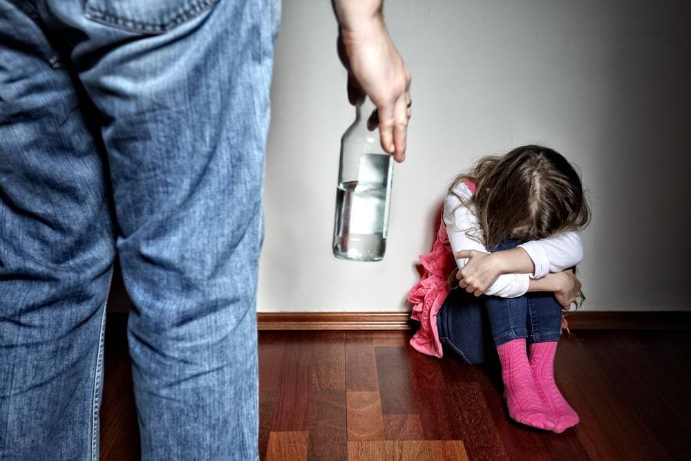 Детский алкоголизм: особенности и причины