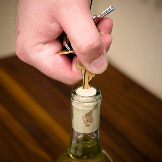 Как открыть бутылку вина без штопора — лучшие методы