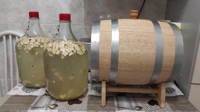 Подготовка дубовой бочки для изготовления восхитительных спиртных напитков