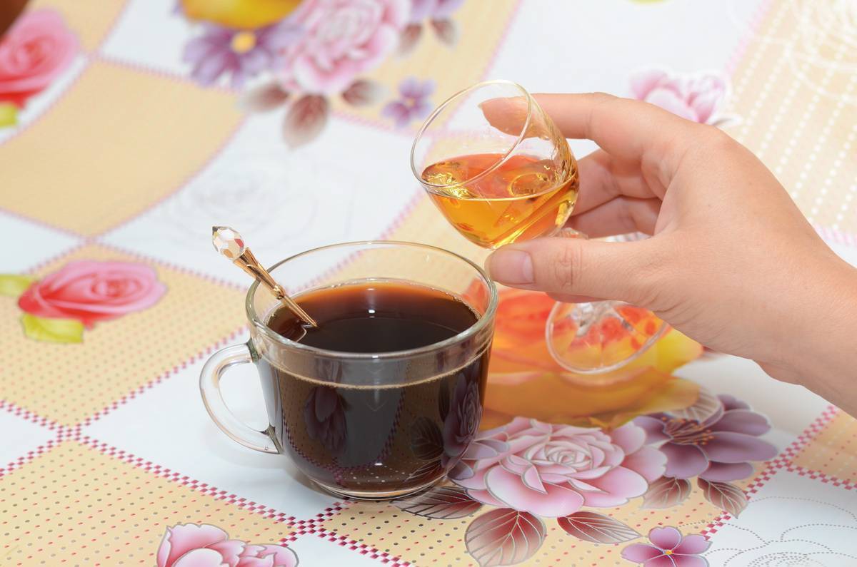 Неизменный атрибут современного аристократа. чай с коньяком: польза и вред