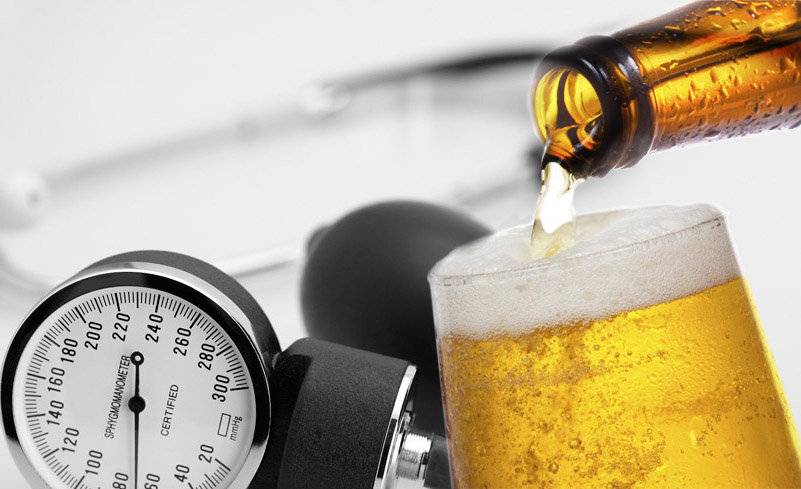Пиво: повышает или понижает давление, можно ли пить при гипертонии, в каком объеме, расширяет ли сосуды