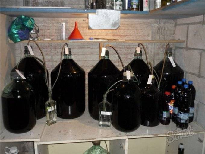 В пластиковой таре вино: алюминиевая фляга, емкость, тара, посуда, бидон