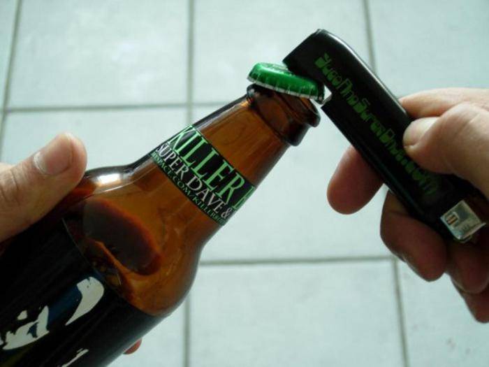 Как открыть пиво без открывашки: разные способы для парней и девушек, в том числе ключами, ножницами, вилкой, другой бутылкой | mosspravki.ru