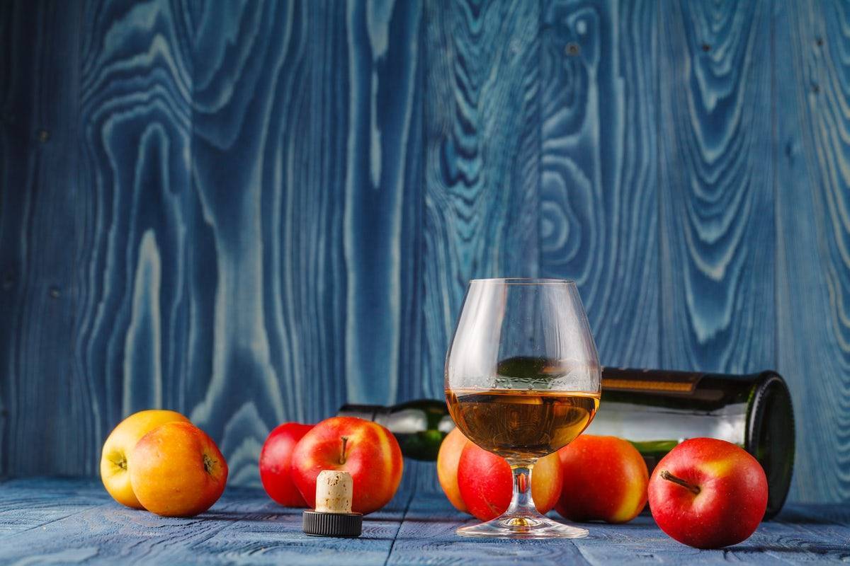 Кальвадос в домашних условиях – рецепт из яблок, груш, с изюмом, сахаром и дрожжами, на спирту, водке, сидре и другие варианты